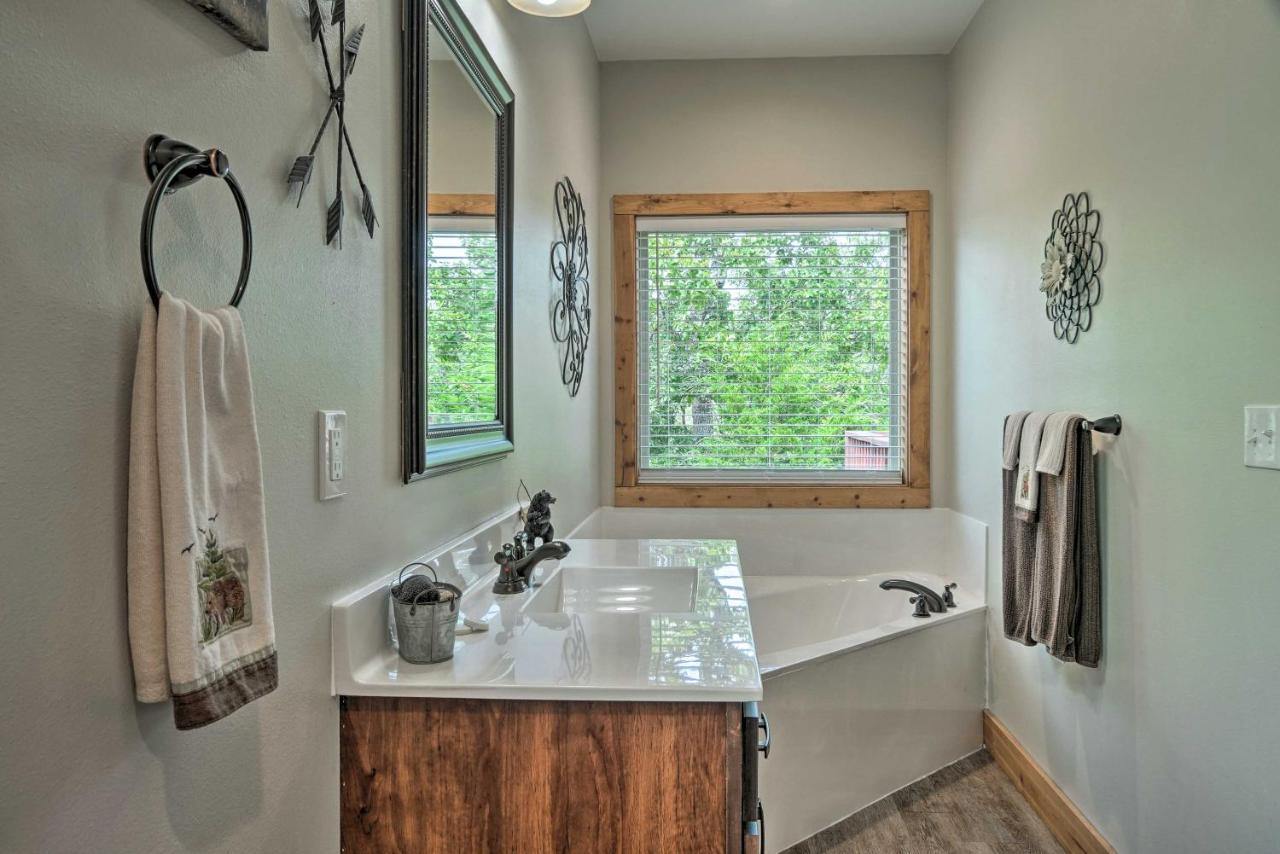 Branson West Cabin With Pool Access And Golfing 외부 사진